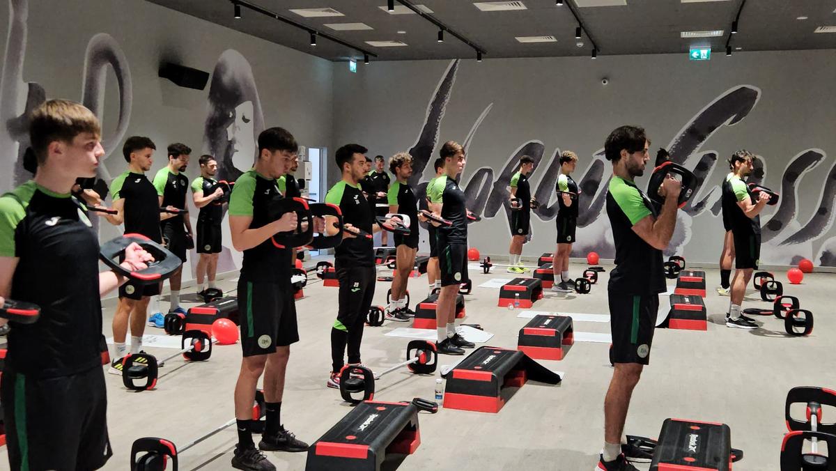 Concordia Chiajna s-a pregătit cu o antrenoare de fitness! Imagini inedite de la antrenament: cine i-a îmblânzit pe fotbaliști