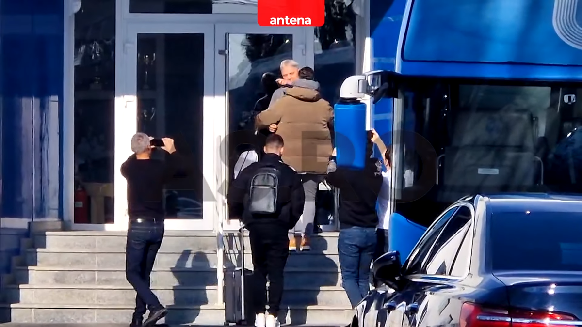 Primele imagini cu Mirel Rădoi la baza Universității Craiova
