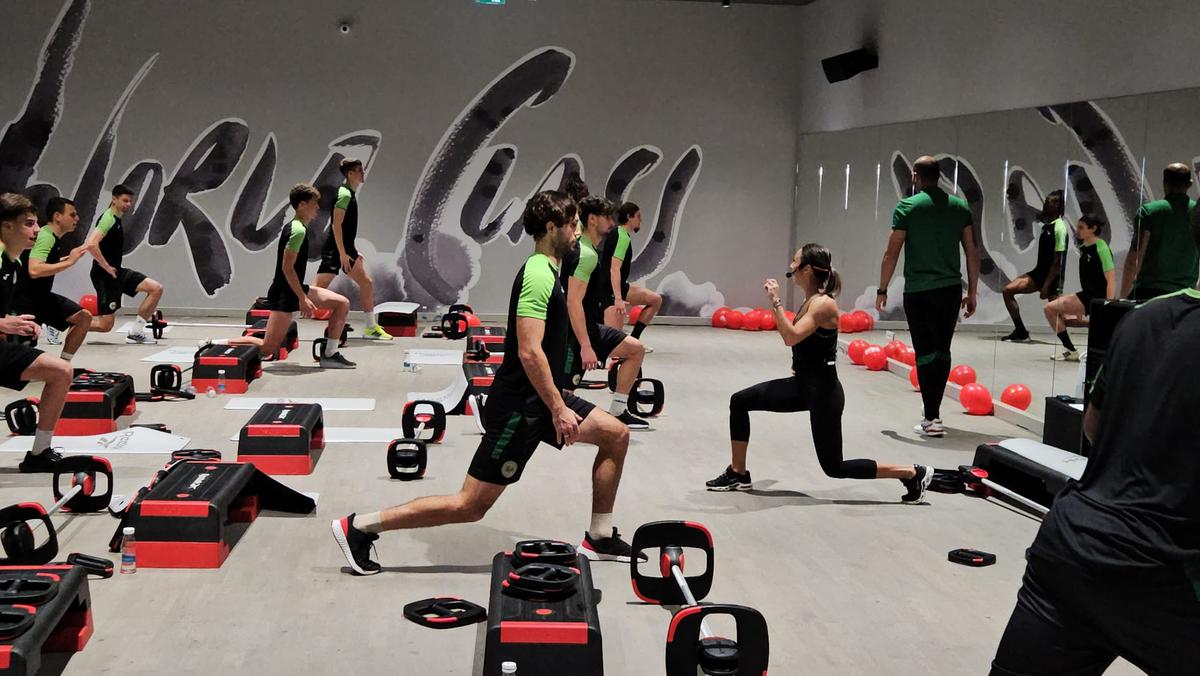 Concordia Chiajna s-a pregătit cu o antrenoare de fitness! Imagini inedite de la antrenament: cine i-a îmblânzit pe fotbaliști