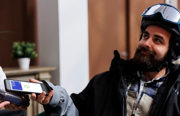 Peste jumătate dintre români plănuiesc să își petreacă vacanța de iarnă la munte, iar 3 din 4 dintre aceștia vor plăti digital