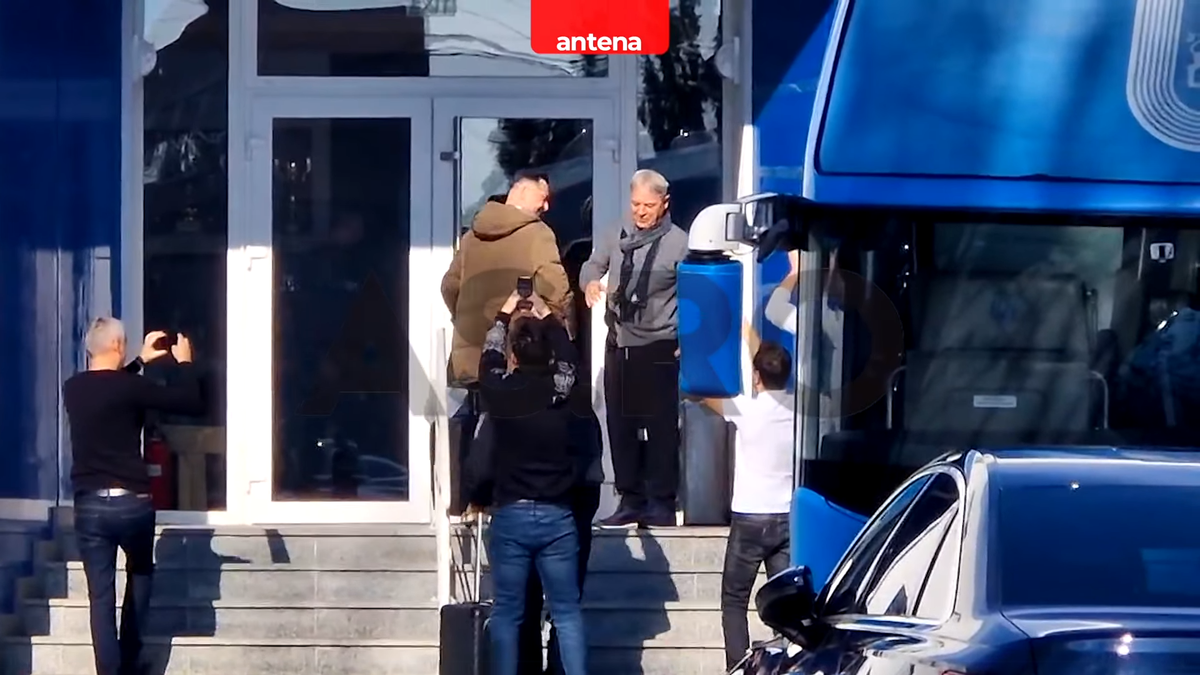 Primele imagini cu Mirel Rădoi la baza Universității Craiova