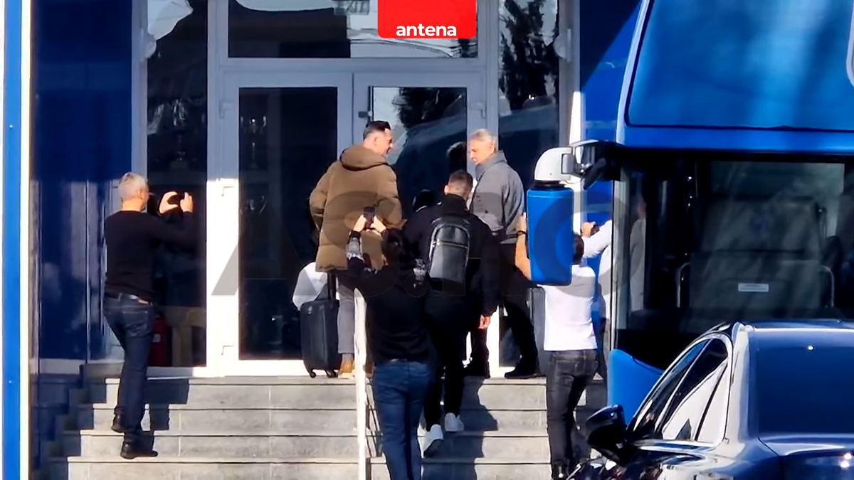 Primele imagini cu Mirel Rădoi la baza Universității Craiova