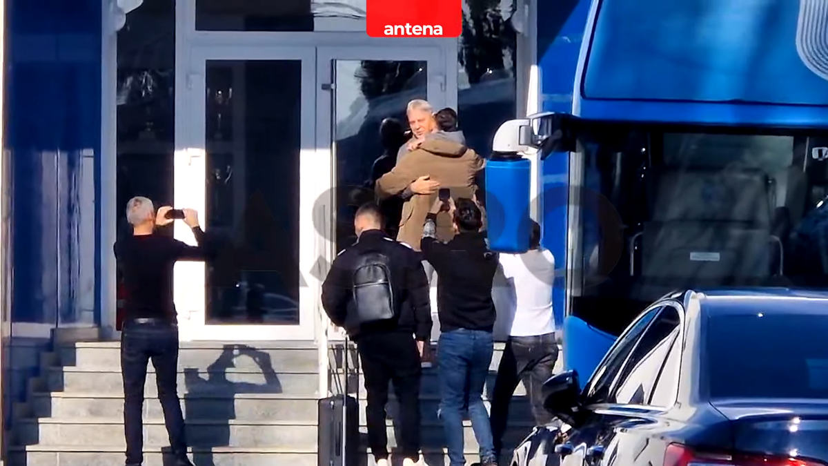 Primele imagini cu Mirel Rădoi la baza Universității Craiova