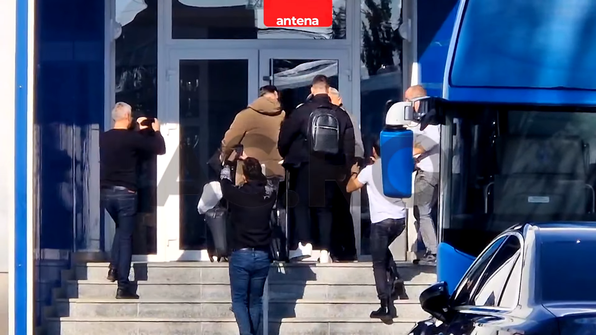 Primele imagini cu Mirel Rădoi la baza Universității Craiova