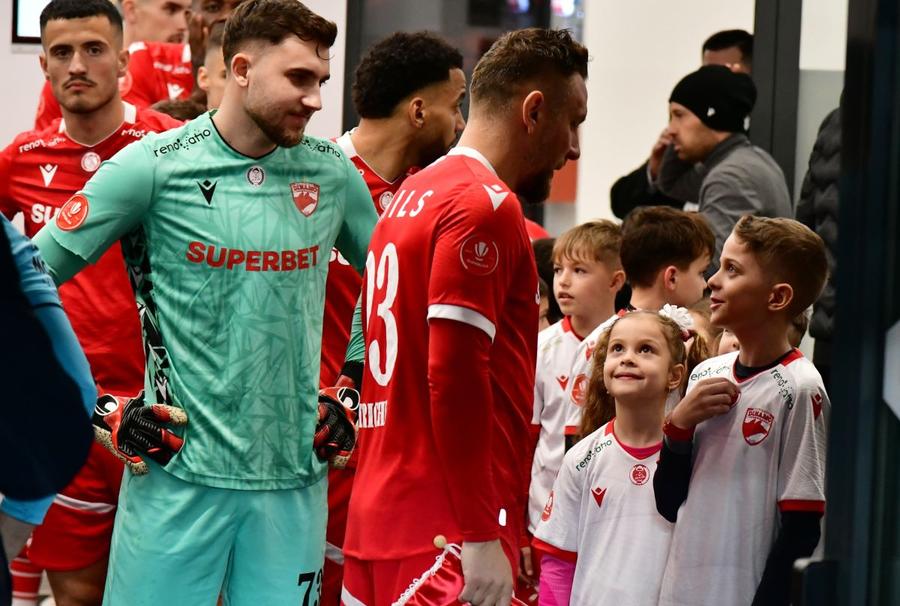 Roșca lasă impresia că joacă de-o viață la Dinamo / foto: Cristi Preda Mister „Clean Sheet” » Secretele lui Alexandru Roșca, omul imbatabil de la Dinamo: „Vorbesc foarte mult, lucrează împreună”