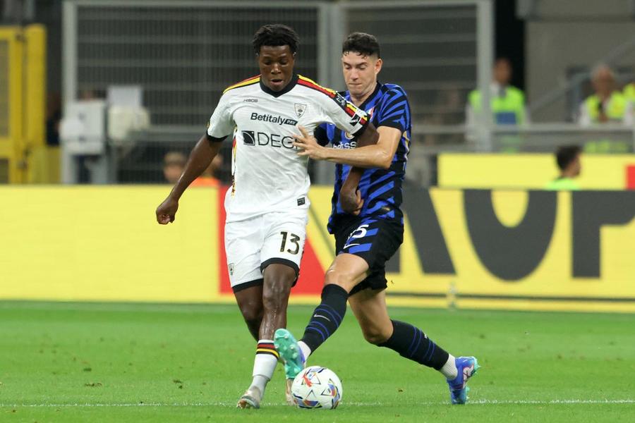 Patrick Dorgu (Lecce), în duel cu Alessandro Bastoni, într-un meci cu Inter de pe Giuseppe Meazza / Foto: Imago L-au convins! Transfer chiar înainte de FCSB - Manchester United » Urmează anunțul oficial