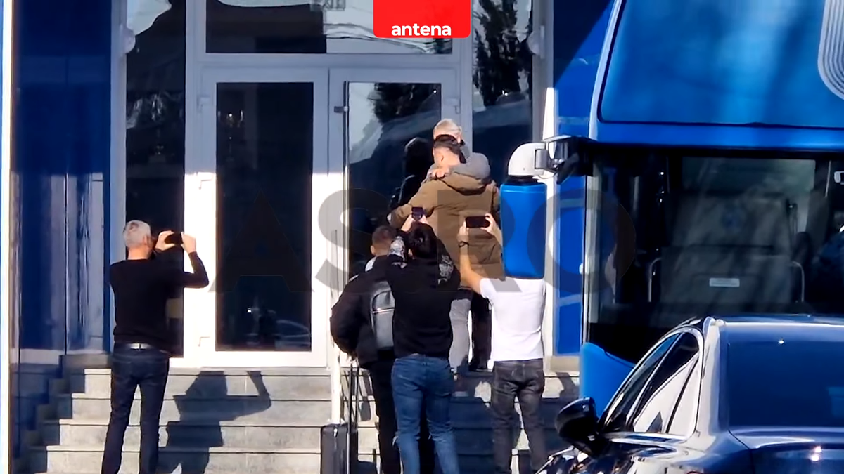 Primele imagini cu Mirel Rădoi la baza Universității Craiova