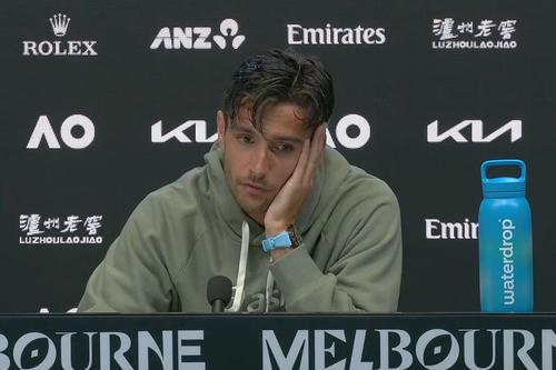 Lorenzo Musetti a ajuns la conferința de presă abătut. Foto: Captură YouTube @Australian Open