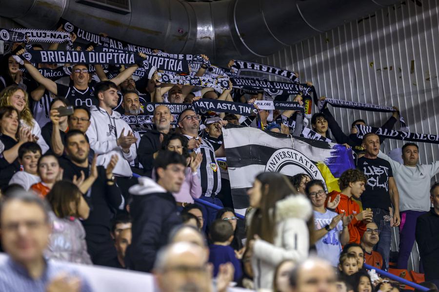 Fanii lui U-BT Cluj-Napoca, prezenți în Manresa/Foto: euroleaguebasketball.net U-BT Cluj-Napoca, înfrângere dramatică în Spania, pe terenul lui BAXI Manresa! Cum arată clasamentul