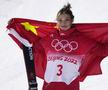 Eileen Gu cu steagul Chinei pe umeri la Jocurile Olimpice de la Beijing din 2022 FOTO Imago Images