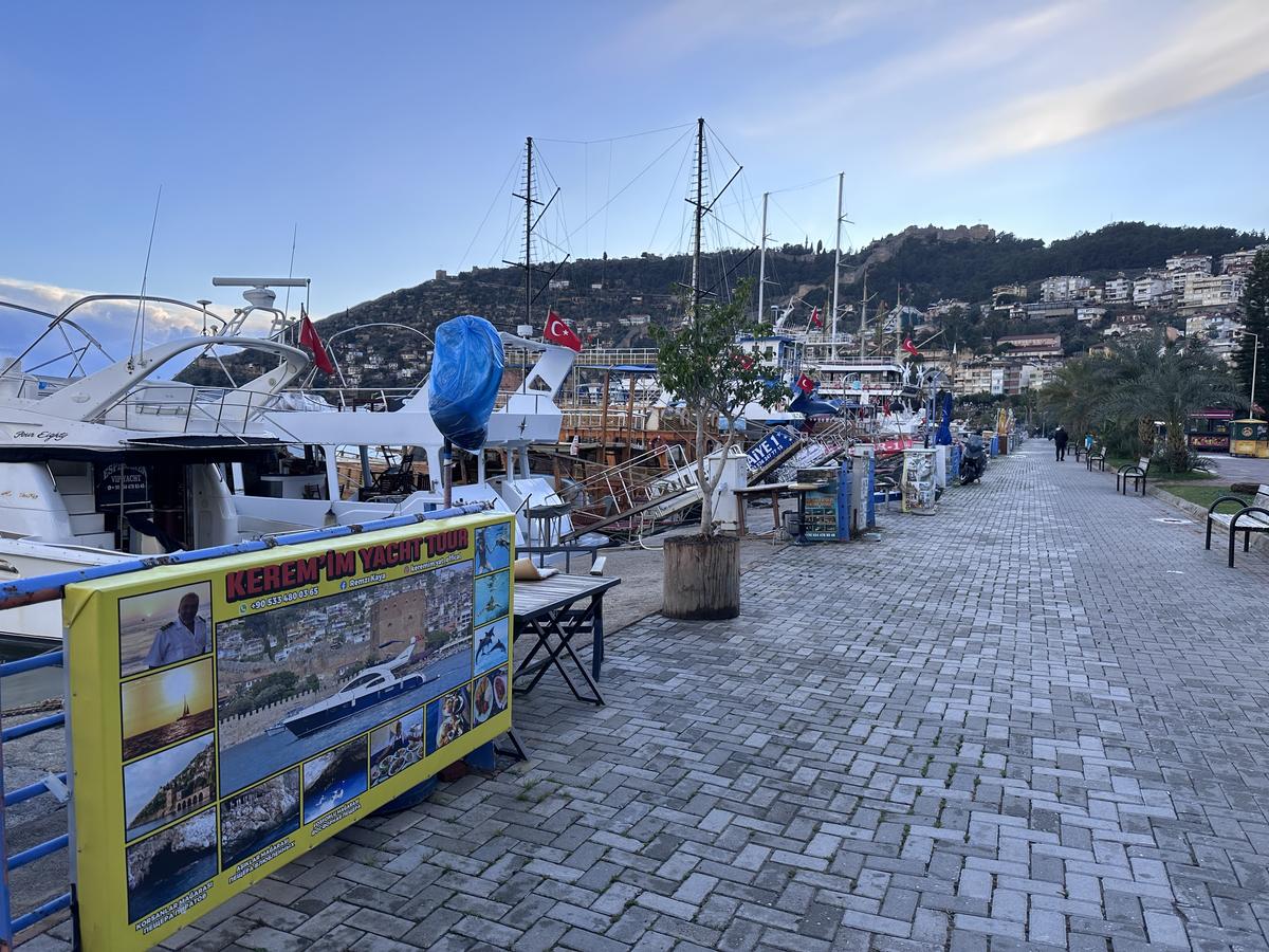 Surpriza uriașă din Alanya: ce am găsit acasă la Ianis Hagi » „Prințul” captiv în raiul pensionarilor
