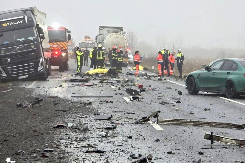 Șapte persoane au murit și trei au fost rănite în urma unui accident grav produs marți pe DN6-E70, în Lugojelul, județul Timiș.