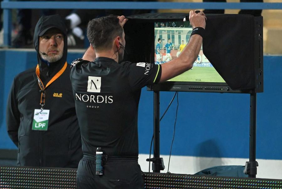 Sebastian Colțescu a fost chemat la monitorul VAR de Iulian Dima să revadă faza penalty-ului. Dima a plătit pentru asta. Foto: Imago Images Ordin dat pentru arbitri: trebuie să înțeleagă fotbalul! » „Mai bine fără un penalty decât să intervii la orice fază”
