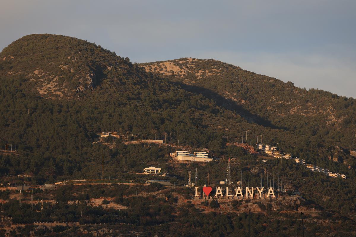 Surpriza uriașă din Alanya: ce am găsit acasă la Ianis Hagi » „Prințul” captiv în raiul pensionarilor