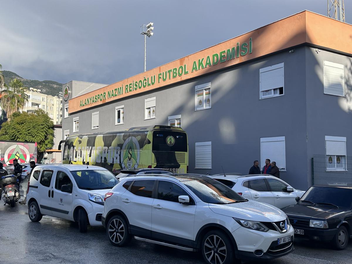 Surpriza uriașă din Alanya: ce am găsit acasă la Ianis Hagi » „Prințul” captiv în raiul pensionarilor