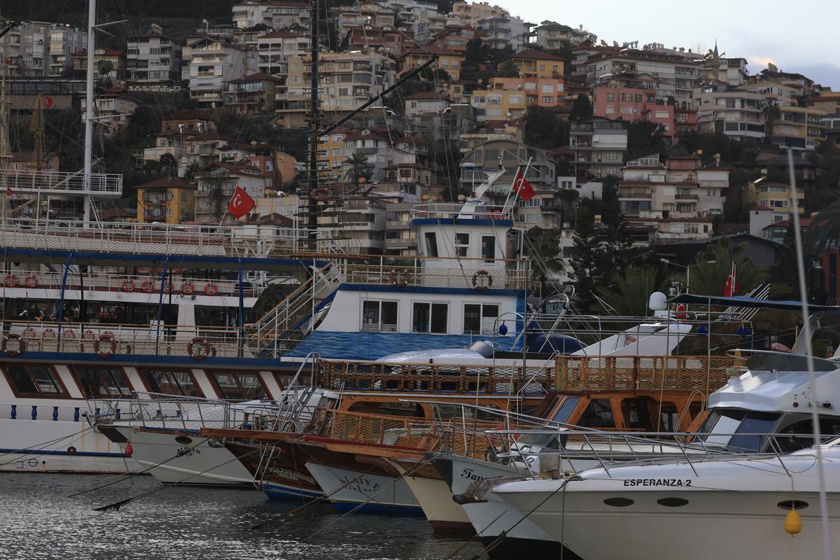 Surpriza uriașă din Alanya: ce am găsit acasă la Ianis Hagi » „Prințul” captiv în raiul pensionarilor