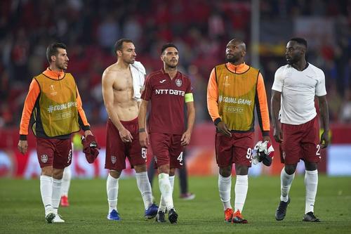 Jucătorii lui CFR Cluj, dezamăgiți la finalul meciului cu Sevilla // FOTO: Guliver/GettyImages