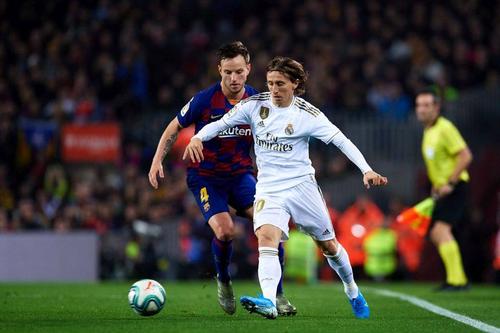Ivan Rakitic (stânga) și Luka Modric (dreapta) luptându-se pentru minge în El Clasico.