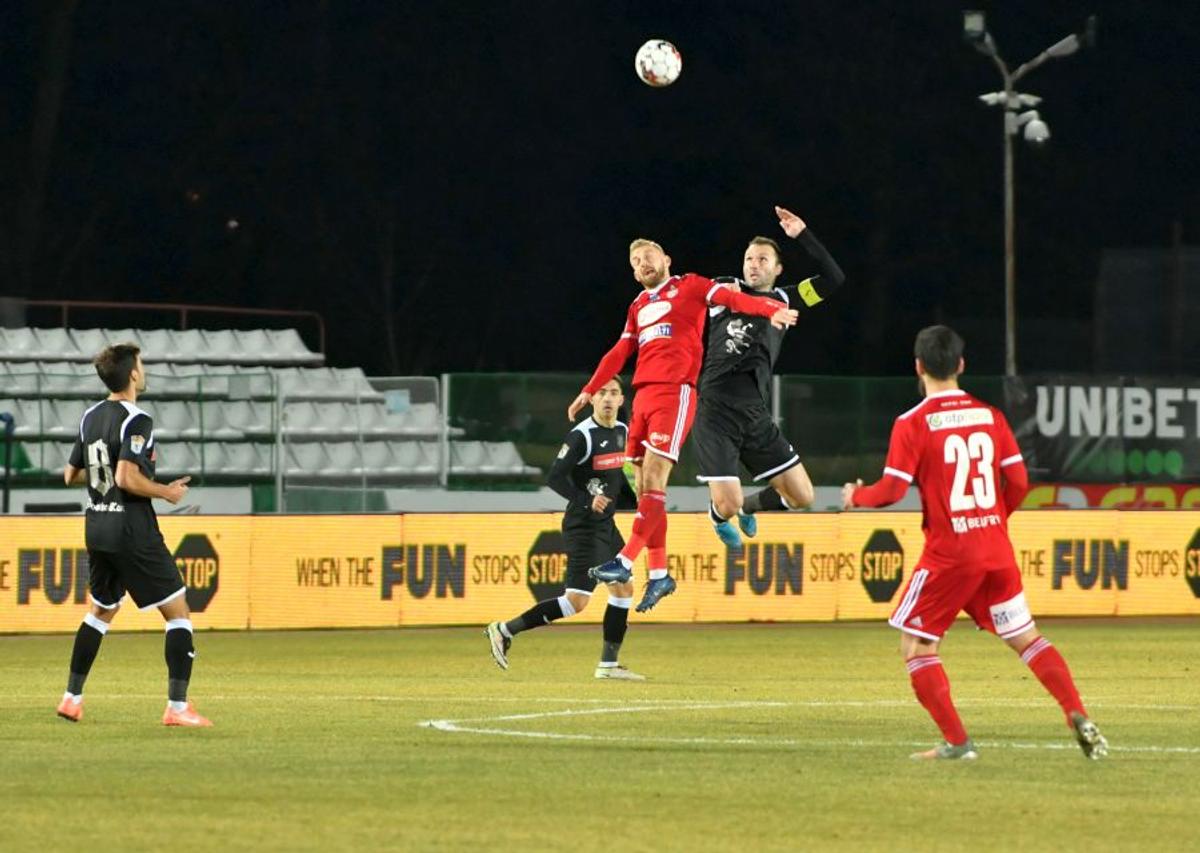 Decizie surprinzătoare în plină pandemie: clubul din Liga 1 care-și trimite jucătorii acasă