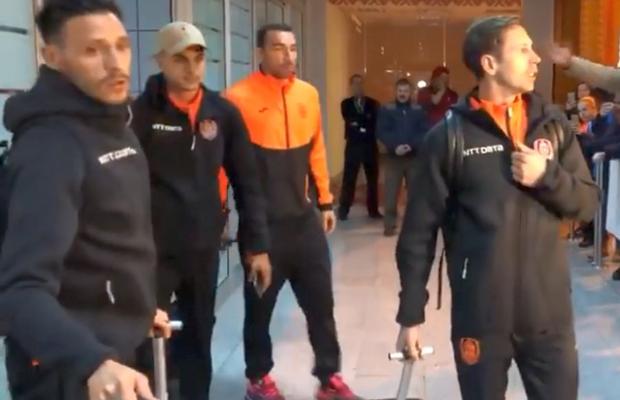 SEVILLA - CFR CLUJ // VIDEO Dan Petrescu și jucătorii s-au întors la Cluj » Primiți ca niște eroi la aeroport