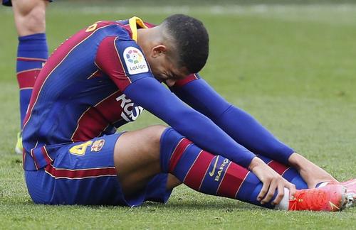 În meciul Barcelona - Sevilla 2-0 (etapa #25 din La Liga), doi jucători ai catalanilor au acuzat probleme medicale în decurs de 10 minute.