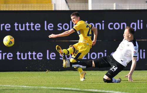 Valentin Mihăilă surprins în acțiune la meciul Spezia-Parma 2-2
foto: Imago