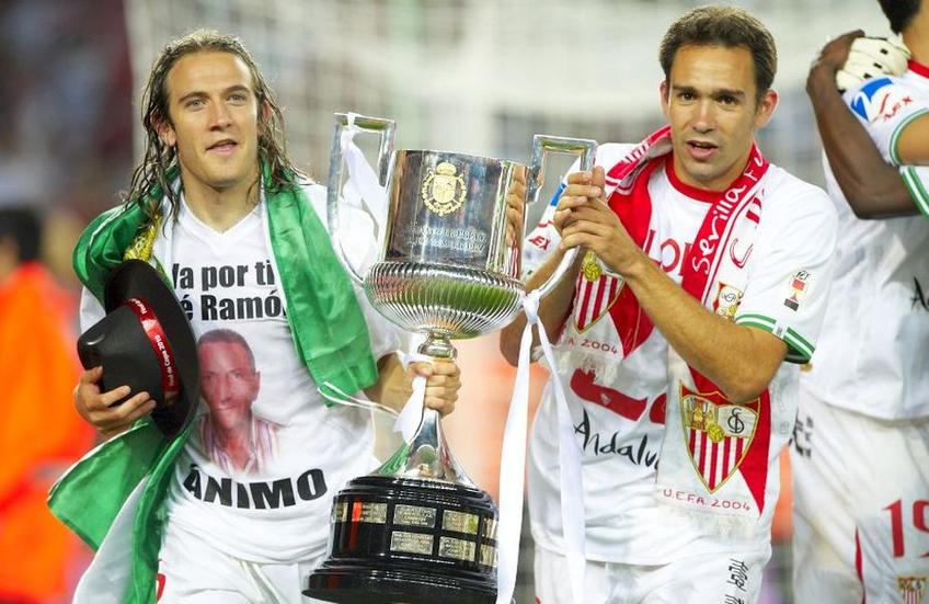 Diego Capel de la FC Sevilla (stânga) sărbătorește alături de Lolo, pe Camp Nou, câștigarea Cupei Regelui în fața lui Atletico Madrid, în 2010, scor 2-0. Foto: Guliver/GettyImages