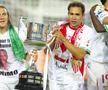 Diego Capel de la FC Sevilla (stânga) sărbătorește alături de Lolo, pe Camp Nou, câștigarea Cupei Regelui în fața lui Atletico Madrid, în 2010, scor 2-0. Foto: Guliver/GettyImages