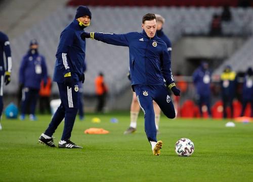 Răzvan Lucescu (52 de ani) este favorit să devină următorul antrenor al lui Fenerbahce.