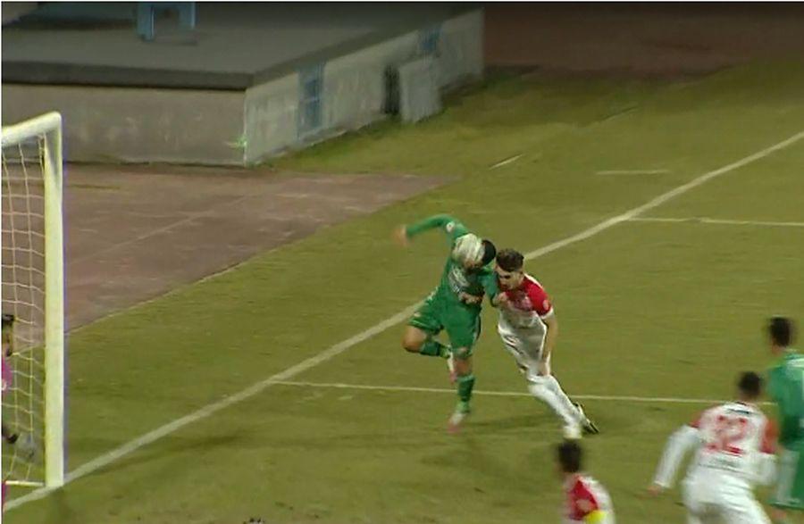 Momentul penalty-ului FOTO: Captură @TV Telekom Sport VIDEO Ce o fi văzut Bîrsan?! Penalty scandalos în Hermannstadt - Sepsi!