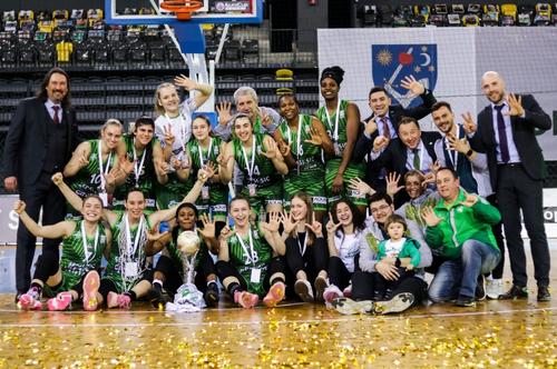 Jucătoarele de la Sepsi cu trofeul FOTO Miska Brigitta