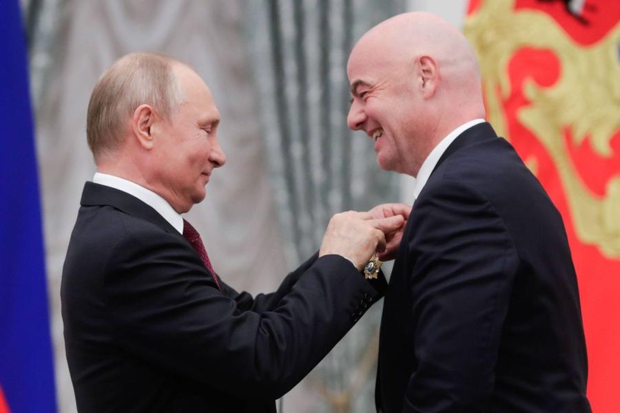 Gianni Infantino și Ordinul Prieteniei, prins la reverul său de dictator (foto: Imago) Imaginile care au revoltat și revoltă. CIO și FIFA, în brațele lui Putin