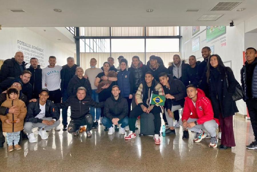 Mircea Lucescu și brazilienii din Ucraina, surprinși astăzi la Mogoșoaia înaintea plecarii lor spre Sao Paulo via Paris Mircea Lucescu, interviu în Gazzetta dello Sport: „Scena aia m-a făcut să-mi dau seama cu adevărat de drama războiului”