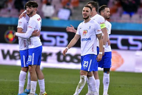 Virgil Ghiță (în plan apropiat) s-a transferat la Cracovia / Sursă foto: farulconstanta.com