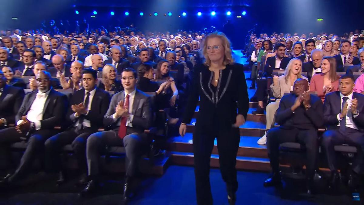 Răzvan Burleanu, prezent la gala „The Best” alături de nume mari din lumea fotbalului » Lângă cine s-a afișat președintele FRF