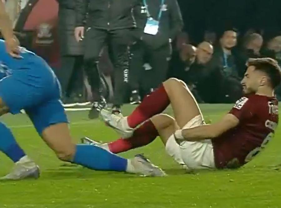 Imaginile din Rapid - Chindia care-l contrazic pe Viorel Moldovan » De ce s-a accidentat de fapt jucătorul lui Mutu