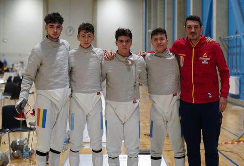 Casian Cîdu, Radu Nițu, Vlad Covaliu și Mihnea Enache au cucerit medalia de aur în proba de sabie pe echipe destinată juniorilor la Campionatele Europene de scrimă pentru juniori de la Tallinn, Estonia.