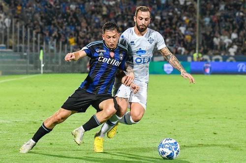 Moruțan și Dennis Man vor fi adversari direcți diseară / Surse foto: Surse foto: Facebook @Parma Calcio 1913, Facebook @Pisa Sporting Club
