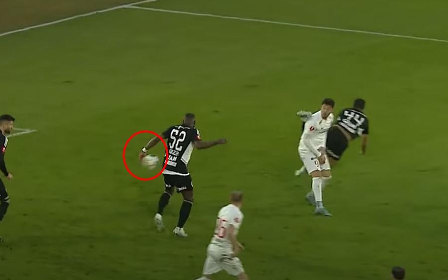 Momentul în care Romario Pires atinge mingea cu mâna / FOTO: Orange Sport 1 Gabi Iancu a auzit presupusa discuție dintre Colțescu și Kovacs » Cuvintele l-au șocat pe reporter: „Stai puțin! E halucinantă explicația”