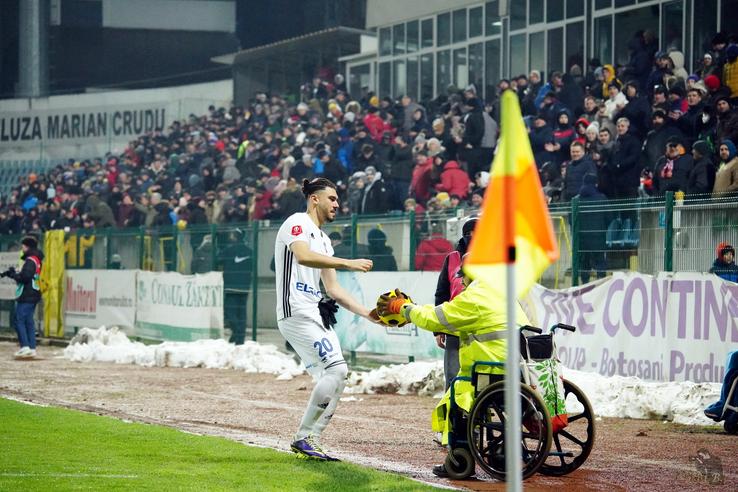 Persoanele cu handicap stau direct pe teren și de multe ori primesc cadouri de la jucători