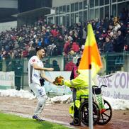 Persoanele cu handicap stau direct pe teren și de multe ori primesc cadouri de la jucători