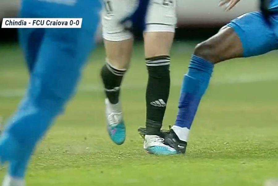 Orozco l-a călcat violent pe Baeten, dar Cătălin Popa a scos doar „galbenul” din buzunar // foto: captură DigiSport Albu cu gazonul, Napoli cu arbitrul » FCU Craiova a găsit „inamici” diferiți după remiza cu Chindia: „Așa are glezna!”