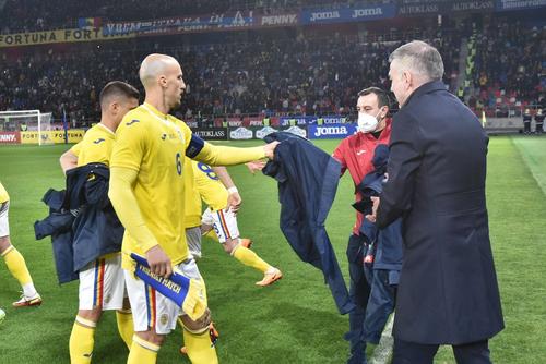 Vlad Chiricheș (nr 6) și Edi Iordănescu (în palton). 
Foto: Imago