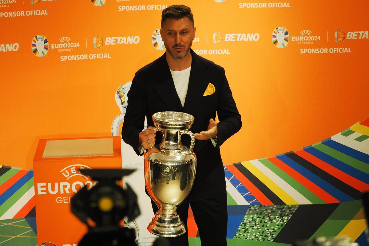 Trofeul EURO a ajuns în România » Ciprian Marica e optimist: „Grecia a făcut o surpriză, noi de ce nu am face?”
