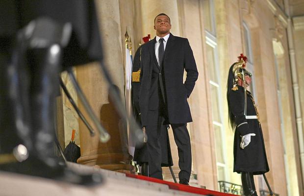 Mbappe, cină fastuoasă la Palatul Elysee » A stat la aceeași masă cu cel mai bogat om al lumii. Cu ce replică l-a întâmpinat Macron + Ce au avut în meniu