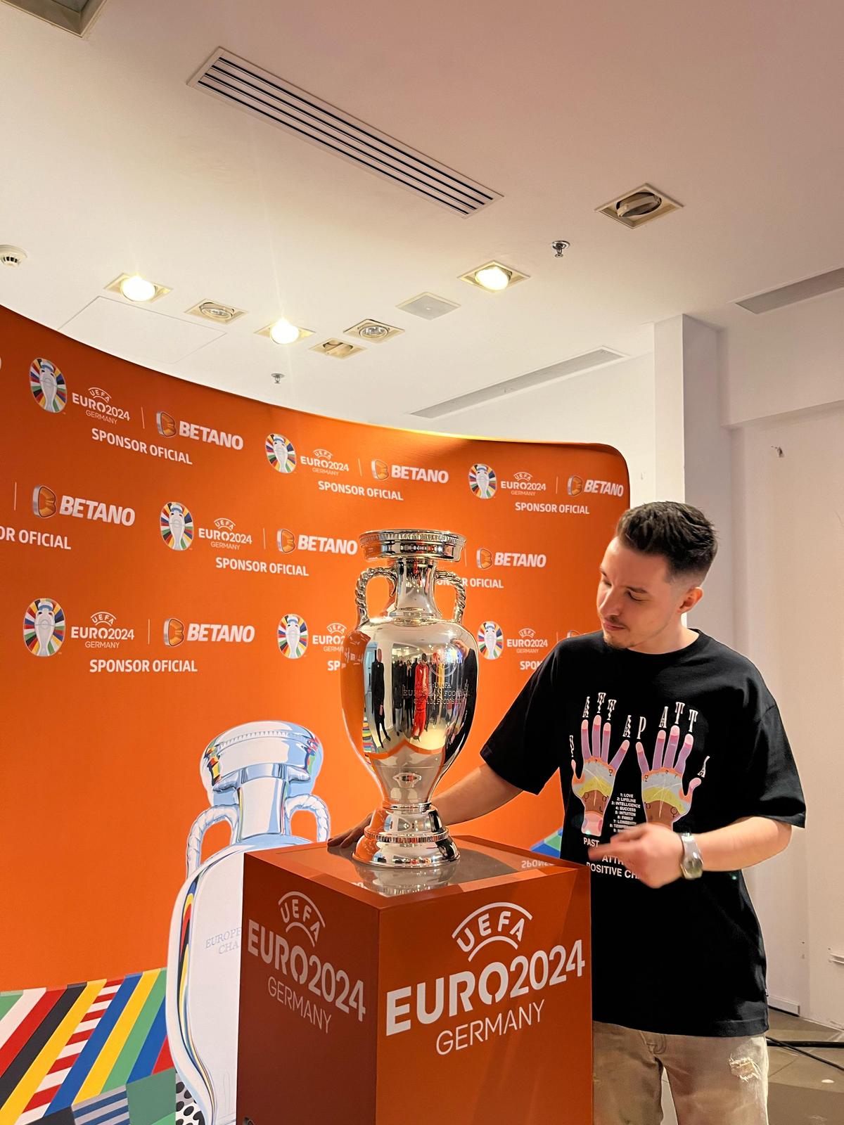 Trofeul EURO a ajuns la București