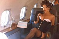 Femeia care l-ar fi înșelat pe Neymar, ședință foto incendiară în avion!