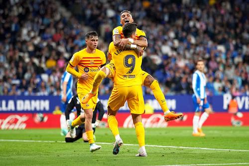 Raphinha, în brațele lui Lewandowski după un gol marcat // foto: Guliver/gettyimages