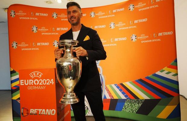 Trofeul EURO a ajuns în România » Ciprian Marica e optimist: „Grecia a făcut o surpriză, noi de ce nu am face?”