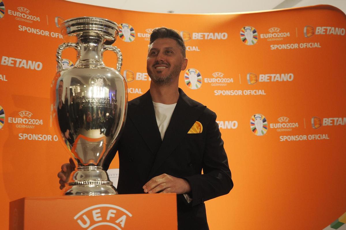 Trofeul EURO a ajuns la București